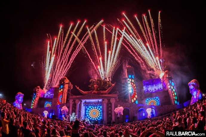 El escenario principal del Medusa Sunbeach durante uno de sus conciertos