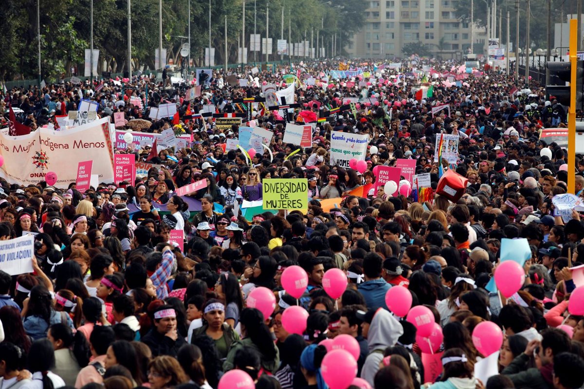 En Imágenes: Miles de personas marchan contra la violencia machista en Perú