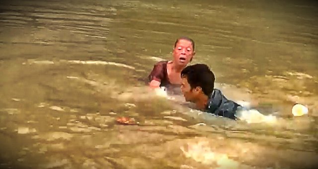 Rescate de una mujer de las inundaciones de Baton Rouge