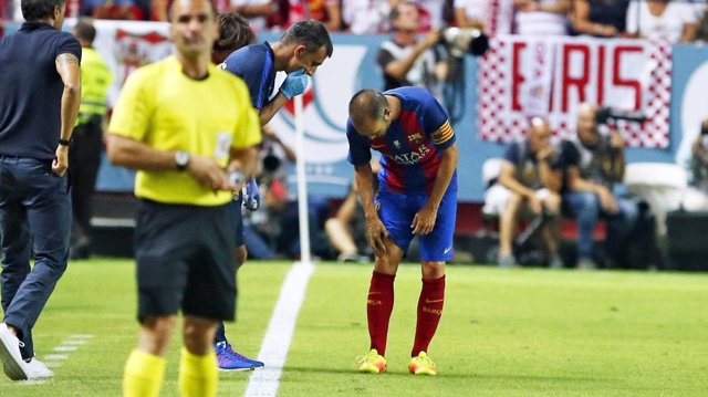 Iniesta se lesiona en el Sevilla - Barcelona