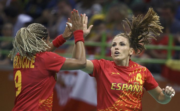 Marta Mangué y Carmen Martín celebran un gol de España en balonmano