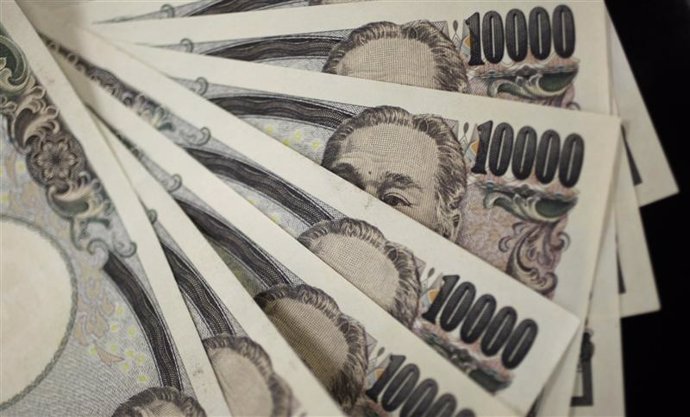 Imagen de archivo de una serie de billetes de 10.000 yenes en Tokio