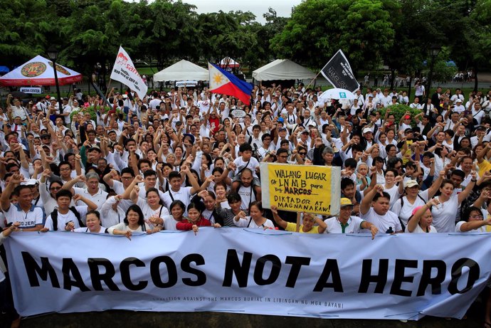 Protesta contra la decisión de enterrar al exdictador Marcos como a un héroe