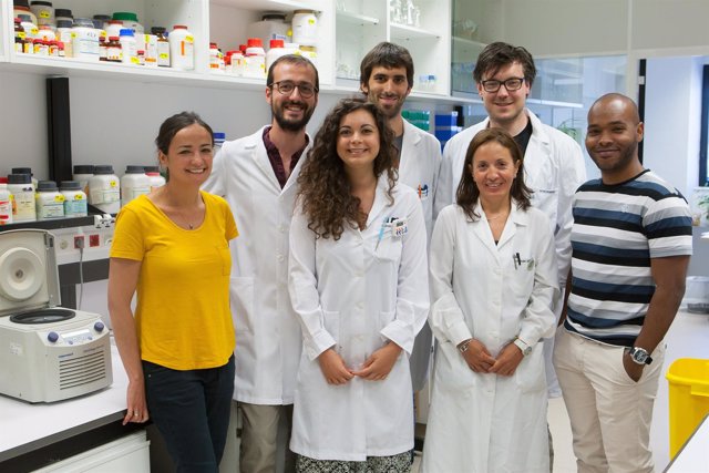Maite Huarte y Francesco Marchese junto a su equipo de investigadores del CIMA