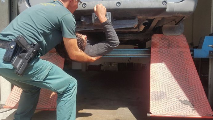 Guardia Civil extrae de los bajos de un vehículo a un inmigrante en Algeciras 