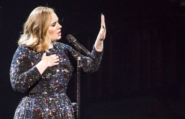 Adele saca las uñas contra una fan: ¡No me vas a grabar más!