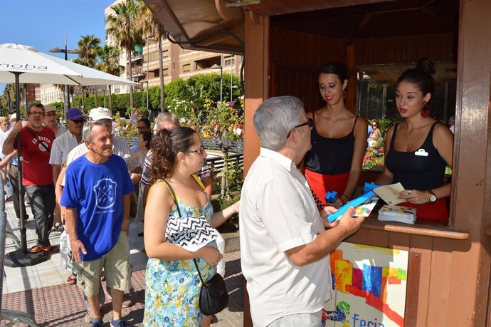 Entrega de abanicos por la Feria de Almería 