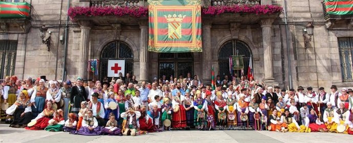 Folcloristas en Torrelavega 