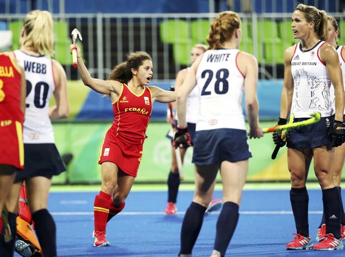 Gigi Oliva celebra el gol español ante Gran Bretaña