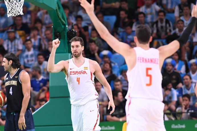 Pau Gasol y Rudy Fernández celebran la victoria contra Argentina