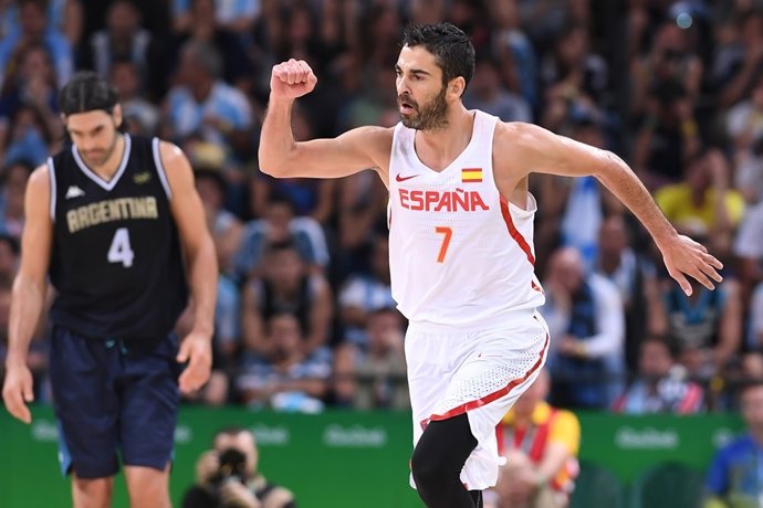 Juan Carlos Navarro celebra una canasta ante Argentina