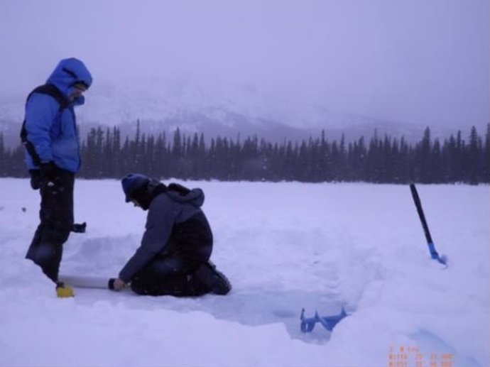 Mikkel W. Pedersen y un compañero preparando la extracción de muestras 