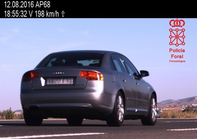 Radar detecta a un vehículo con exceso de velocidad.