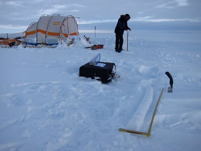 Expedicionarios tomando muestras en Groenlandia