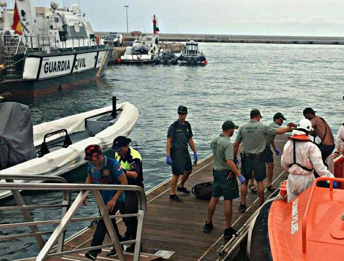 Rescatan a ocho inmigrantes en una patera sin motor cerca de Cabo de Huertas