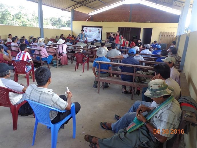 Un trabajador de La Caixa coopera en vacaciones en Bolivia