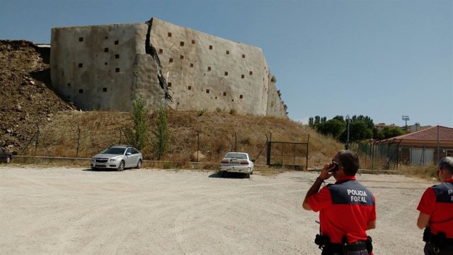 Derrumbe parcial de muro en el aeropuerto de Noáin-Pamplona, sin heridos.