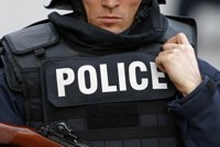 Dos heridos en un tiroteo durante una pelea en un campo de inmigrantes en el norte de Francia