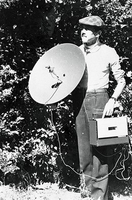 Francisco Bernis, grabando sonidos de ave