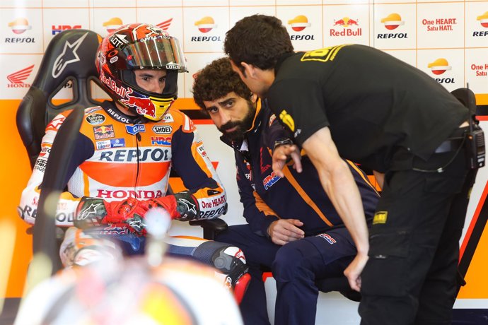 Marc Márquez con sus mecánicos durante los entrenamientos del GGPP de Jerez