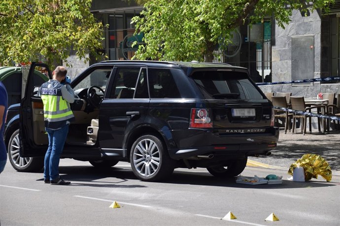 Escena de los hechos, en la que un agente recoge pruebas, hoy en Zaragoza.