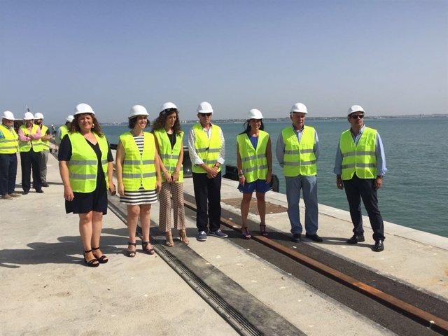 Dirigentes del PSOE visitan la nueva terminal del puerto de Cádiz