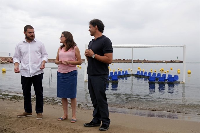 Oltra visita un punto accesible en una playa valenciana
