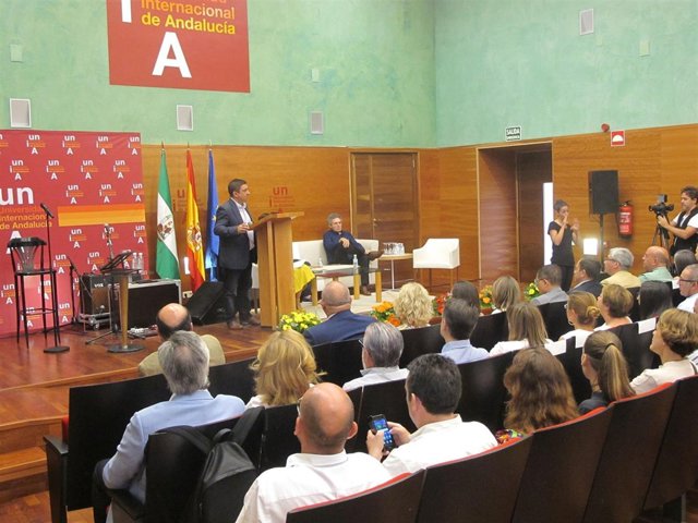 Reyes, durante su intervención en la apertura de los Cursos de Verano 2016.