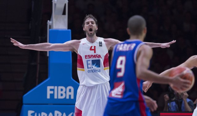 Pau Gasol y Tony Parker en el España - Francia del Eurobasket2015