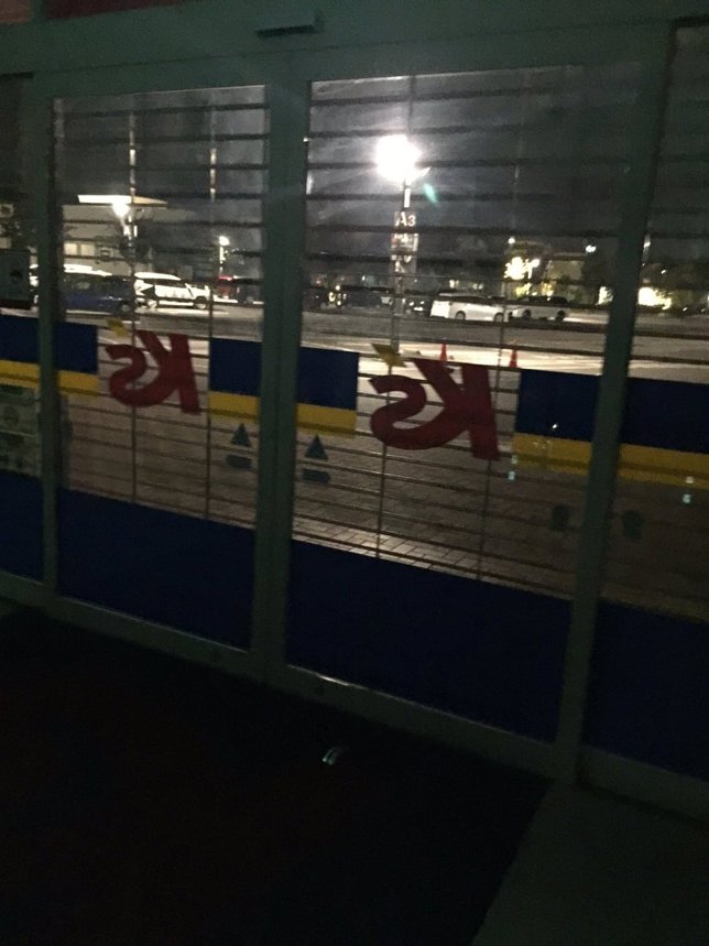 Japonés se queda dormido en una tienda de electrónica