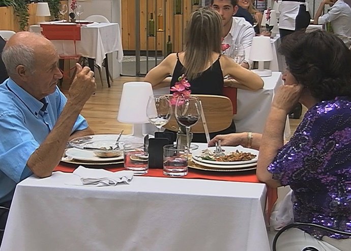 Cita entre Eladio de  80 años y María de 90