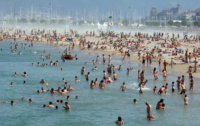 Imagen de la playa de Hondarribia en un dia caluroso de Julio.13-7-07