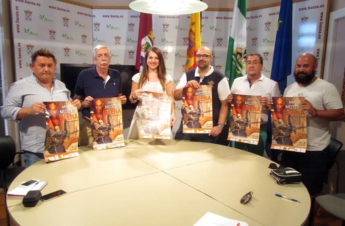 López y Bernal (centro) presentan el mercado medieval de Baena