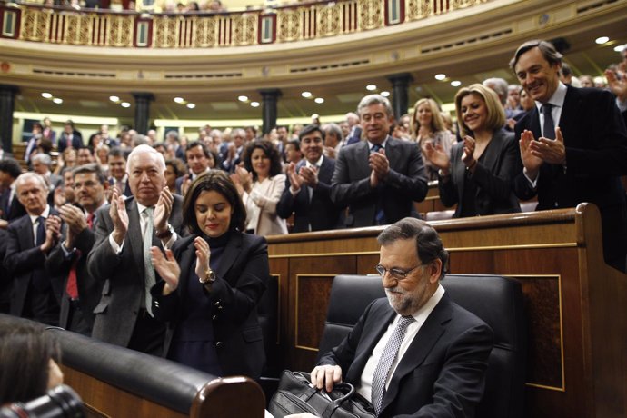 Soraya Sáenz de Santamaría y Rajoy en el debate de investidura en el Congreso