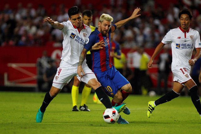 Lionel Messi pelea un balón ante Matias Kranevitter