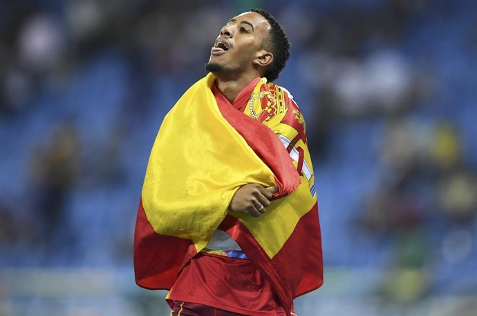 Orlando Ortega celebra la plata ganada en los Juegos Olímpicos