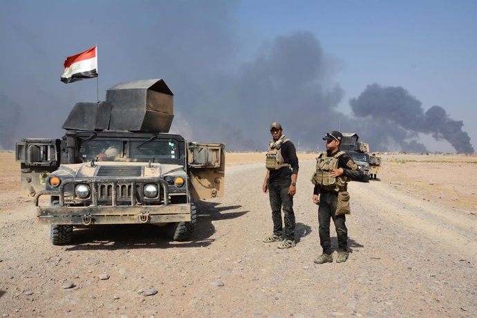 Fuerzas iraquíes a las afueras de Qayara