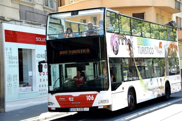 Un autobús turístico circula por Zaragoza este mes de agosto.