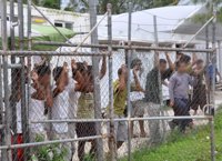 Australia acuerda cerrar el controvertido centro de detención de refugiados en Papúa