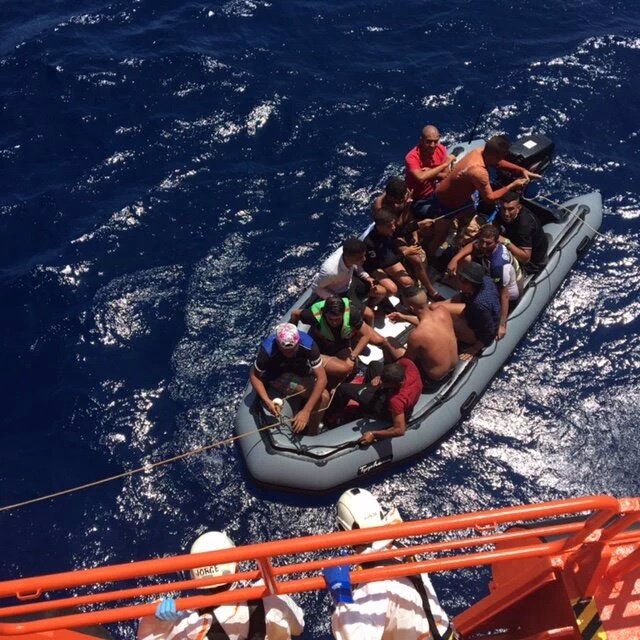 Patera con 12 personas rescatadas en aguas de Almería
