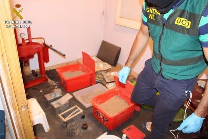 Imágenes del registro en el laboratorio de heroína en Gavà (Barcelona)