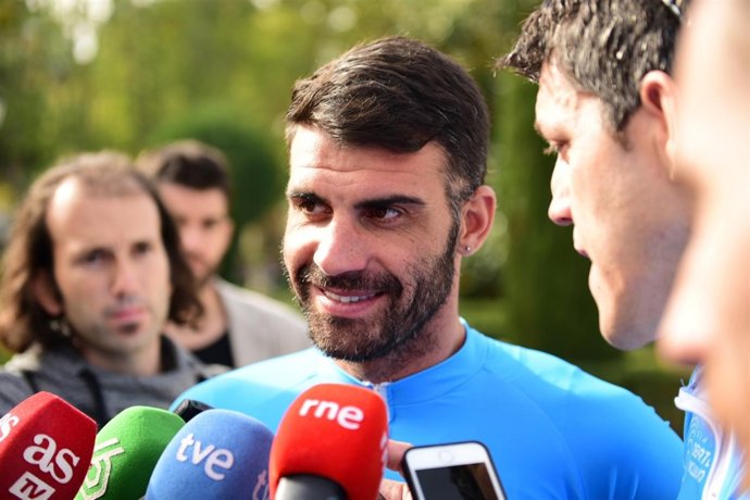 Oscar Pereiro con los medios en el acto de ciclismo con sanitas 