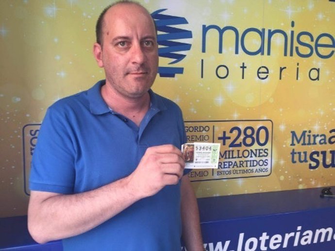 Responsable de Lotería Manises sostiene un décimo premiado que caducó