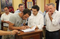 La Junta entrega licencias a los pescadores para la captura del cangrejo rojo