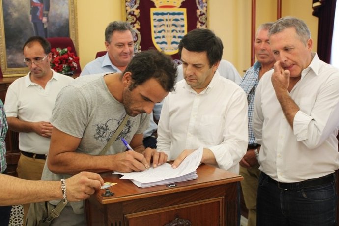 Entrega de licencia a pescadores para la captura del cangrejo rojo