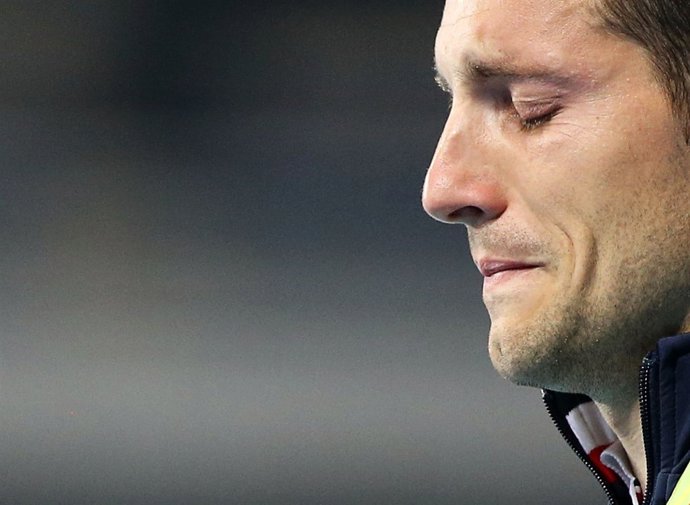 El saltador francés Renaud Lavillenie llora al ser abucheado por el público