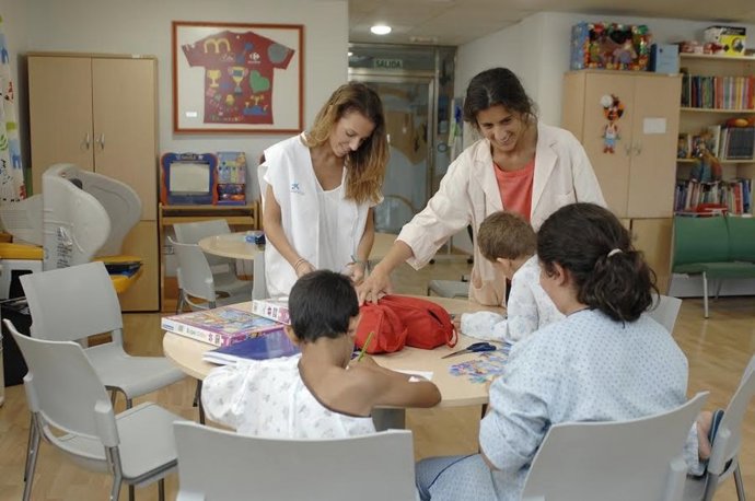 Voluntarios participan en actividades con niños