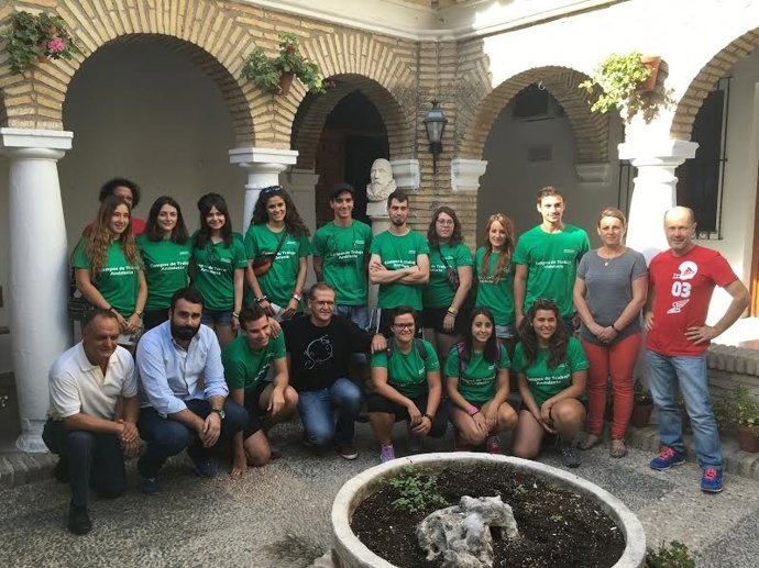 Mayoral (izda.) durante la inauguración del campo de trabajo