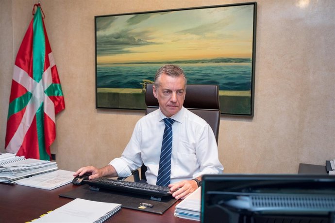 El lehendakari en su despacho