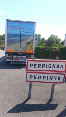 Camión de fresa con la imagen de una playa de Huelva.